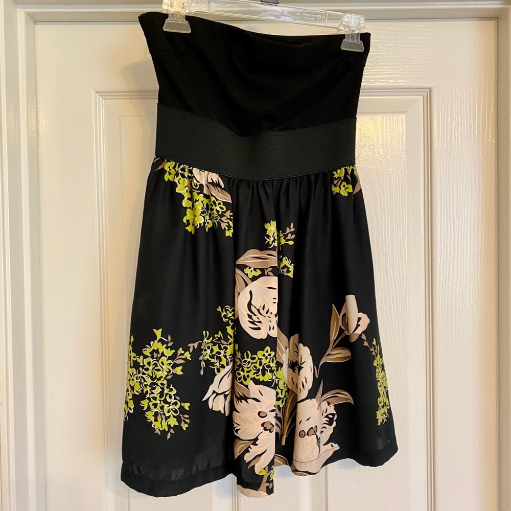 Super cute strapless dress!